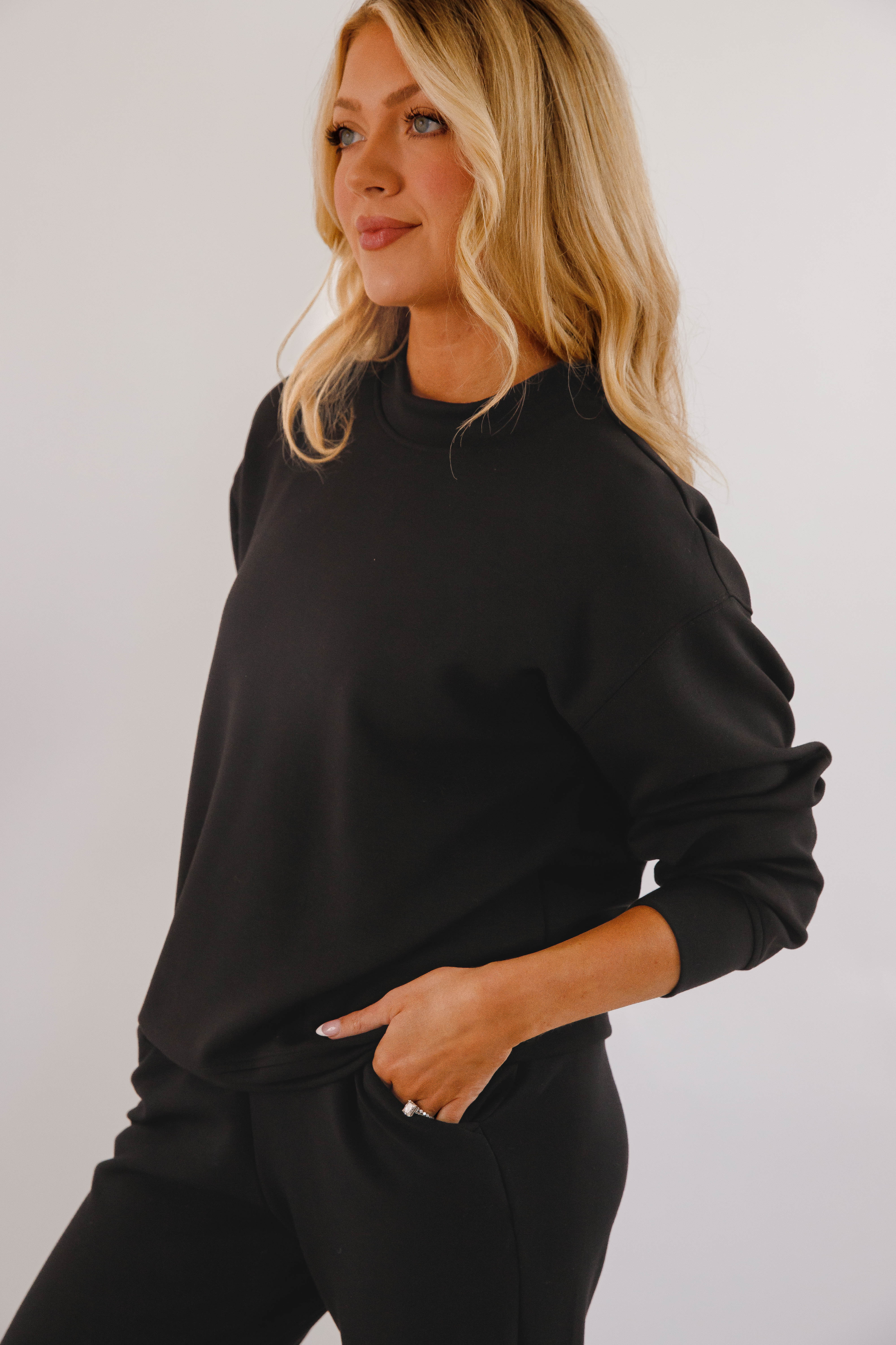 Gathering Miles Pullover-Black