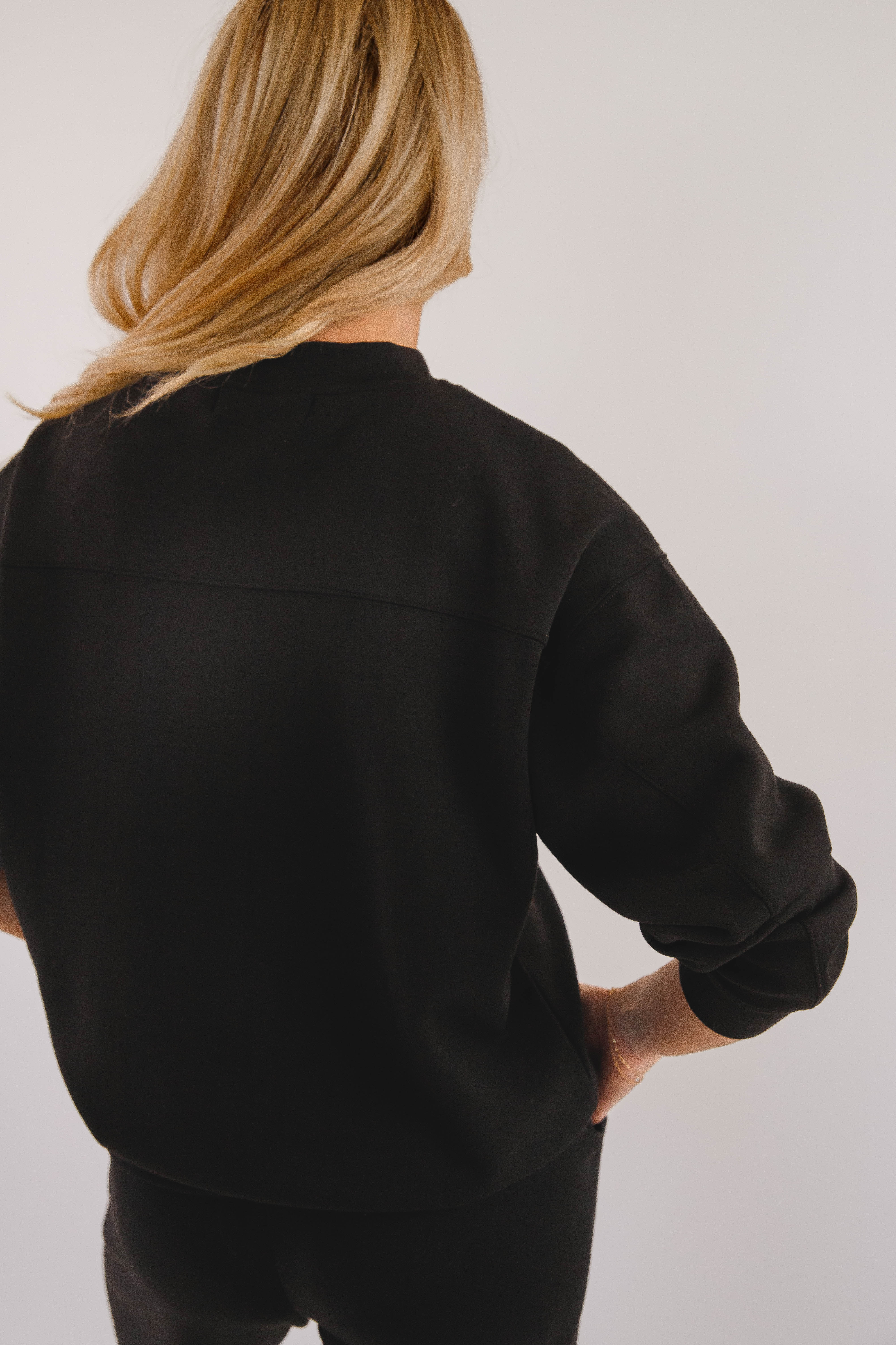Gathering Miles Pullover-Black